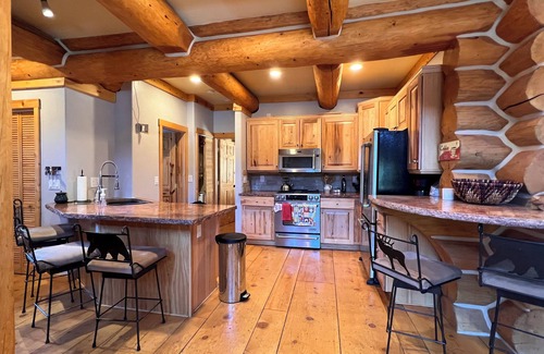 Mammoth Lakes Cabina | Custom 3-Bedroom Log Cabin w/Large Loft in Mammoth Lakes