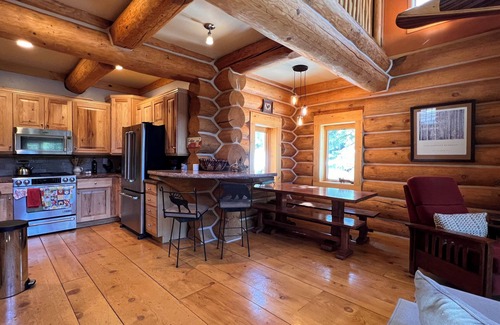 Mammoth Lakes Cabina | Custom 3-Bedroom Log Cabin w/Large Loft in Mammoth Lakes