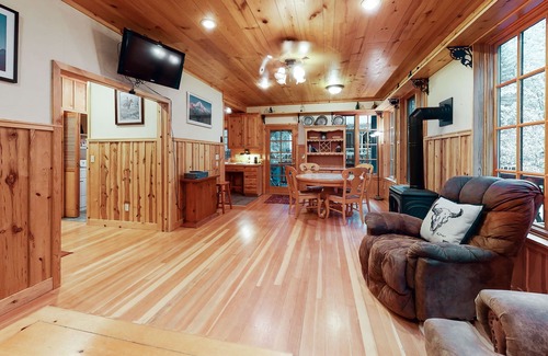 Joseph Casa | Custom built dog-friendly home on Wallowa River with WiFi, deck & gas stoves