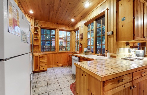 Joseph Casa | Custom built dog-friendly home on Wallowa River with WiFi, deck & gas stoves