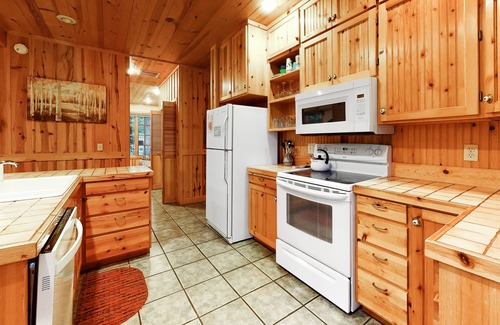 Joseph Casa | Custom built dog-friendly home on Wallowa River with WiFi, deck & gas stoves