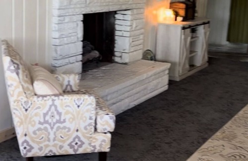 Houghton Lake Casa | Custom built in Queen day bed room. Stylish high end bedding & mattresses.