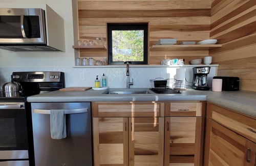 Alexander Cabaña | Custom-built mountain cottage w/ hot tub & heated floors
