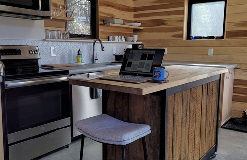 Alexander Cabaña | Custom-built mountain cottage w/ hot tub & heated floors