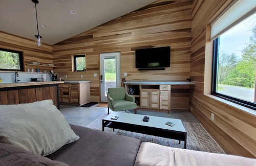 Alexander Cabaña | Custom-built mountain cottage w/ hot tub & heated floors