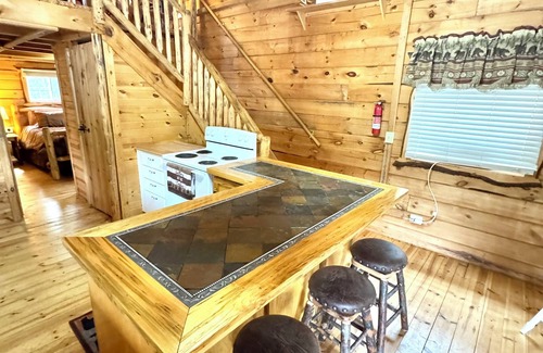 Merrillan Casa | Custom Built Log Cabin/Fully Stocked/1.5 Garage/Sleeps 7/ UTV Route
