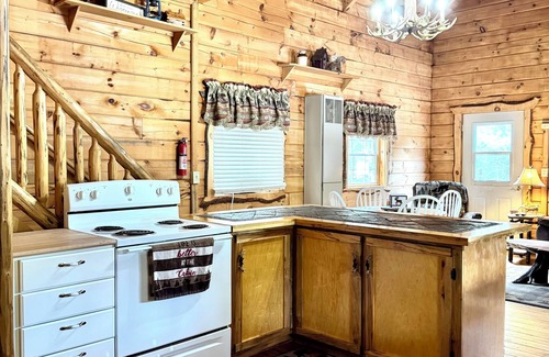 Merrillan Casa | Custom Built Log Cabin/Fully Stocked/1.5 Garage/Sleeps 7/ UTV Route