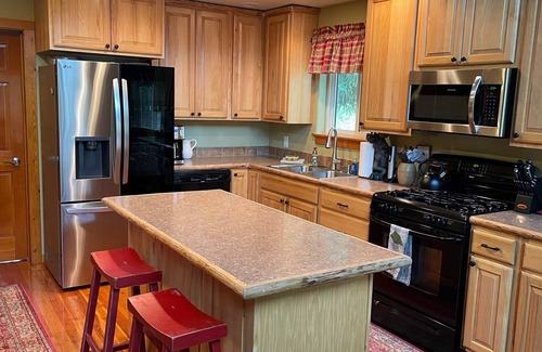 West Glacier Cabina | Custom built West Glacier cabin with private Salt Water Spa