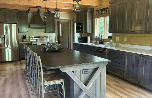 Salem Cabina | Custom cabin retreat with trails and hot tub. Exceptional reviews!