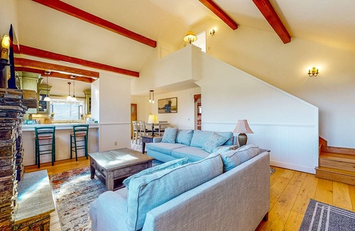 Weldon Casa | Custom-crafted acreage with sunroom & clawfoot tub
