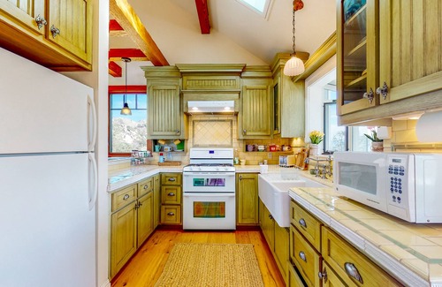 Weldon Casa | Custom-crafted acreage with sunroom & clawfoot tub