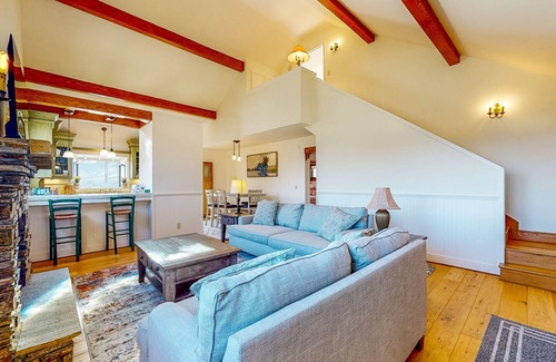 Weldon Casa | Custom-crafted acreage with sunroom & clawfoot tub
