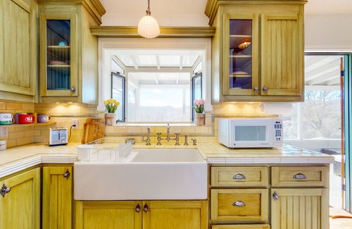 Weldon Casa | Custom-crafted acreage with sunroom & clawfoot tub