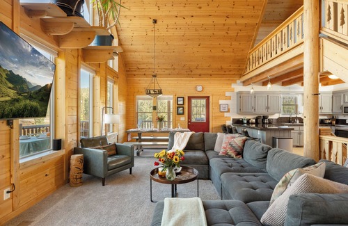 Valley of the Sun Cabina | Custom Craftsman Chalet🏡Fenced Yard for Pets🍃Aspens, Hot Tub 💰$0 Cleaning & Pet Fee