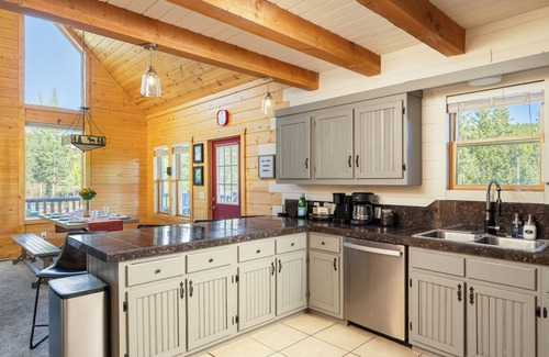 Valley of the Sun Cabina | Custom Craftsman Chalet🏡Fenced Yard for Pets🍃Aspens, Hot Tub 💰$0 Cleaning & Pet Fee