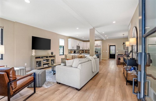 Bowling Green Casa | CUSTOM FALCON PUTTING GREEN and Luxury combined to create your DREAM stay here in the heart of Bowling Green