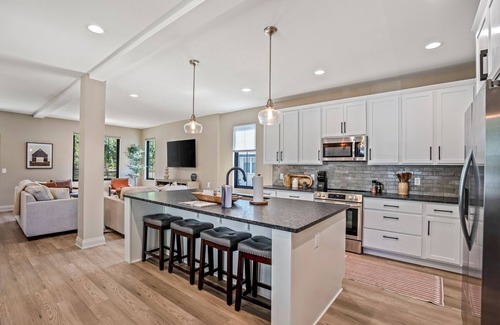 Bowling Green Casa | CUSTOM FALCON PUTTING GREEN and Luxury combined to create your DREAM stay here in the heart of Bowling Green