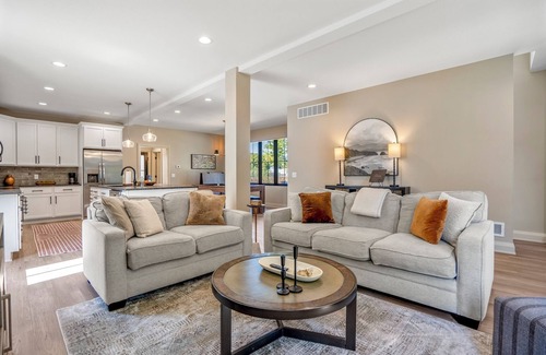 Bowling Green Casa | CUSTOM FALCON PUTTING GREEN and Luxury combined to create your DREAM stay here in the heart of Bowling Green