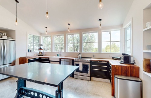Spicewood Casa | Custom Hill Country getaway with hot tub - near wineries