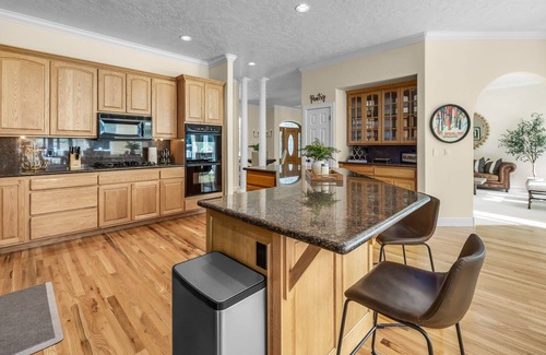 Deschutes River Woods Casa | Custom Home ~ 10 Mins to Downtown Bend ~ Private Hot Tub ~ Game Room