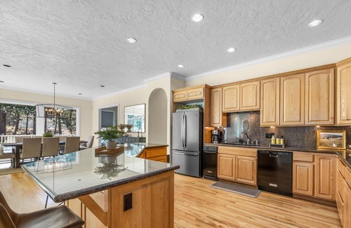Deschutes River Woods Casa | Custom Home ~ 10 Mins to Downtown Bend ~ Private Hot Tub ~ Game Room