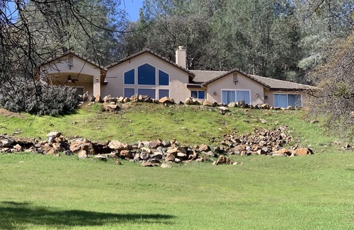 Browns Valley Casa | Custom Home at Collins Lake! Walk to Lake and Park! Great hiking! Great Fishing!