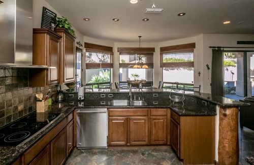 Lake Havasu City Casa | CUSTOM Luxury Home, Designer Infinity Pool / Spa, Backyard Entertainment Area.