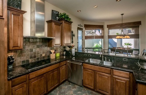Lake Havasu City Casa | CUSTOM Luxury Home, Designer Infinity Pool / Spa, Backyard Entertainment Area.