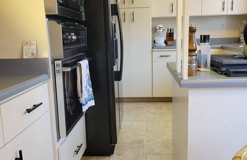 Ukiah Casa | Custom Redwood Mid-Century Modern home on quiet street near downtown
