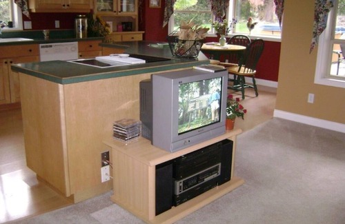 Metchosin Casa | Custom rural home. Pet friendly. Home office with remote working possibility.