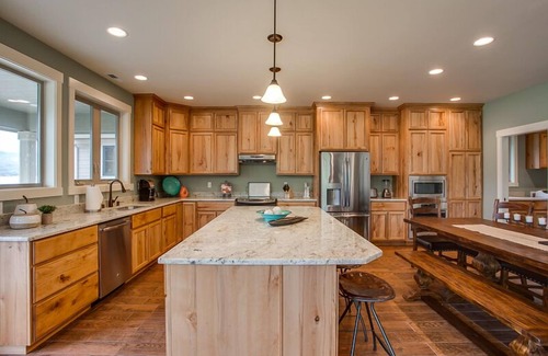 Manson Casa | Hermoso 4 dormitorios, 4 baños, Custom Lake Chelan Waterfront Home- caminar en el acceso al lago y deslizamiento del barco