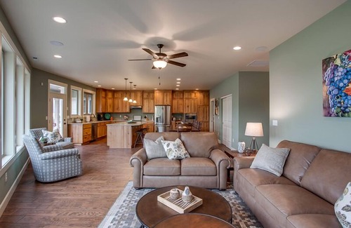 Manson Casa | Hermoso 4 dormitorios, 4 baños, Custom Lake Chelan Waterfront Home- caminar en el acceso al lago y deslizamiento del barco