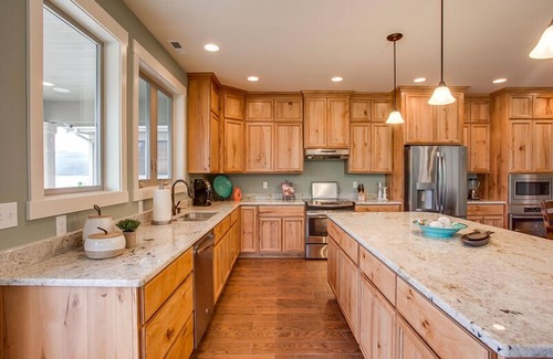Manson Casa | Hermoso 4 dormitorios, 4 baños, Custom Lake Chelan Waterfront Home- caminar en el acceso al lago y deslizamiento del barco