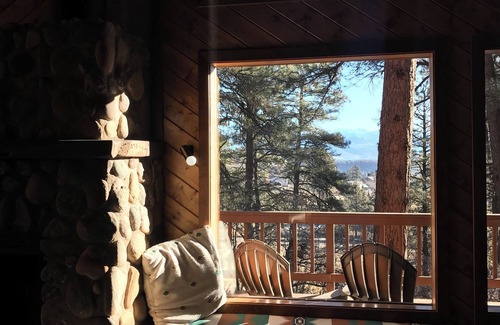 Pagosa Hills Cabina | Custombuilt, Stylish Hillside 2-bdrm home.Views,pines, privacy, 3 miles to town.