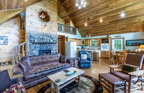 Bryson City Cabina | Espacioso marco A con cubierta envolvente y bañera de hidromasaje con vistas a la hermosa