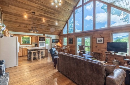 Bryson City Cabina | Espacioso marco A con cubierta envolvente y bañera de hidromasaje con vistas a la hermosa