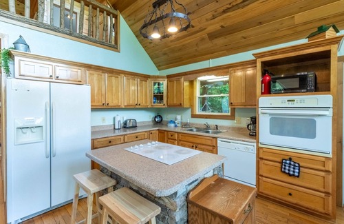 Bryson City Cabina | Espacioso marco A con cubierta envolvente y bañera de hidromasaje con vistas a la hermosa