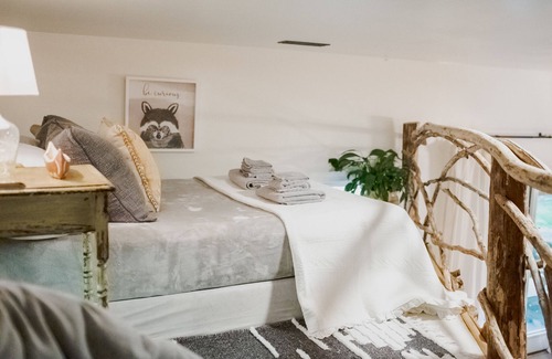 Schuyler Casa | Cut Flower Farm: A Bountiful Getaway for Couples or Small Families.