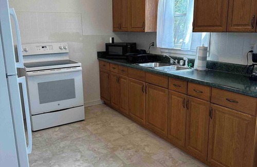 Brinkley Casa | Cute 2 bed 1 bath home that sleeps 7 in a quiet neighborhood.