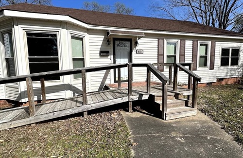 Brinkley Casa | Cute 2 bed 1 bath home that sleeps 7 in a quiet neighborhood.