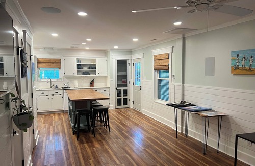 Emerald Isle Casa | Cute 2-bedroom home in Emerald Isle w/ free beach parking, golf cart included.