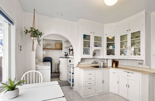 Esquimalt Casa | Cute 2 bedroom house in quiet neighbourhood