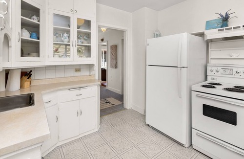 Esquimalt Casa | Cute 2 bedroom house in quiet neighbourhood