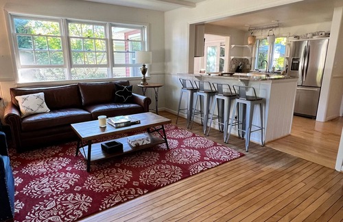 Leland Casa | Cute 2 BR Cottage +Den, Sleeps 6, One Block from Van’s Beach, Two Blocks to Town