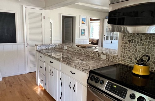 Leland Casa | Cute 2 BR Cottage +Den, Sleeps 6, One Block from Van’s Beach, Two Blocks to Town