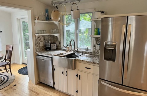 Leland Casa | Cute 2 BR Cottage +Den, Sleeps 6, One Block from Van’s Beach, Two Blocks to Town