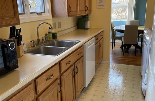 South Bend Casa | Cute 3 BR, 1.5 Ba home. Full kitchen,1.5 mi to ND stadium!