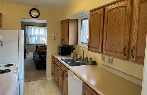 South Bend Casa | Cute 3 BR, 1.5 Ba home. Full kitchen,1.5 mi to ND stadium!