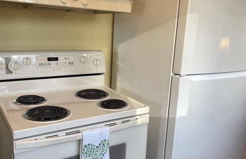 South Bend Casa | Cute 3 BR, 1.5 Ba home. Full kitchen,1.5 mi to ND stadium!