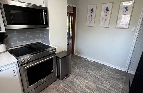 Ames Casa | Cute 4-5 Bedroom Home with 2 Gorgeous Bathrooms Close to Stadium